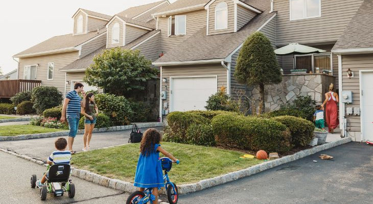 How to Get on Your New Neighbors’ Good Side Post Move